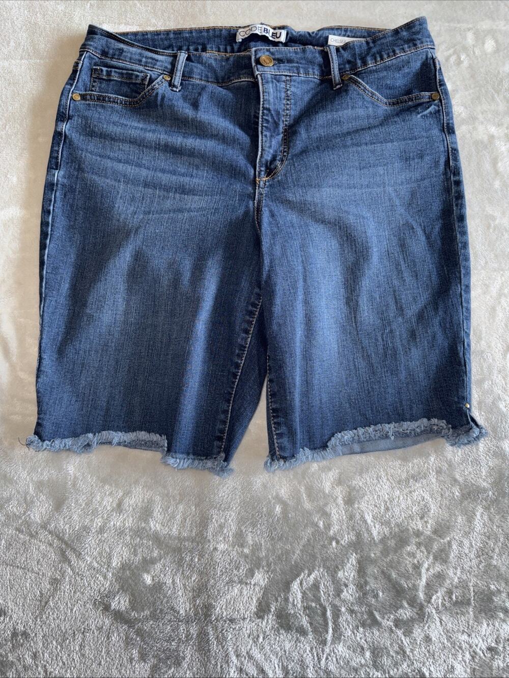 Code Bleu Chelsea Jean Bermuda Short Womens 12P Blue Denim Raw Hem Stretch Zip